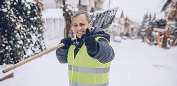 Mann mit einer Schneeschaufel in der Hand.