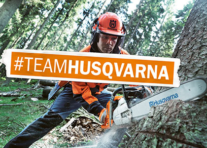 Team Husqvarna: Mann arbeitet mit einer Kettensäge im Wald und trägt dabei eine Schutzkleidung