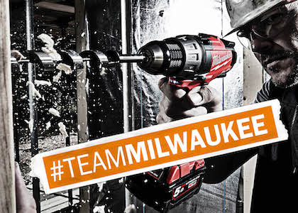 Team Milwaukee: Mann arbeitet mit einem Produkt aus der Akkuwelt von der Marke Milwaukee